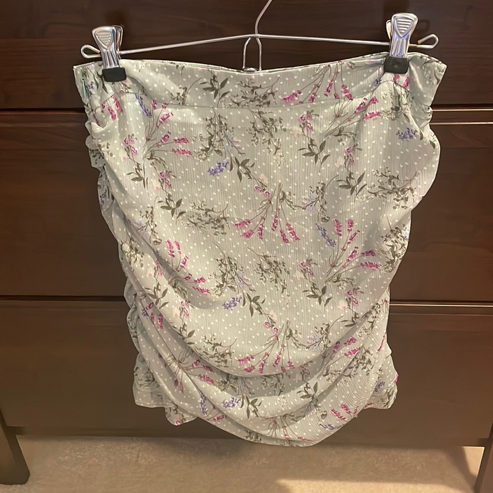 Floral mini skirt with bilateral side ruching